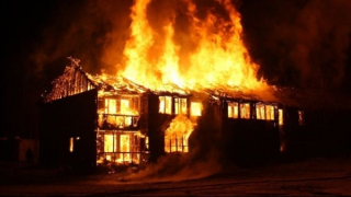 Mẹ đốt sách vở của con chồng, cả nhà bị bỏng nặng