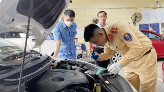 CSGT hỗ trợ đăng kiểm: Giải pháp tình thế, giúp người dân an lòng