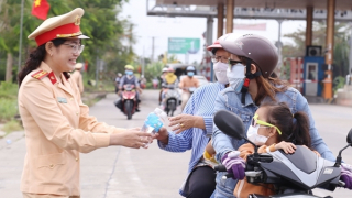 Giúp đỡ người dân tham gia giao thông những ngày nghỉ lễ an toàn, bình an