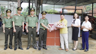 “Cõng nước” cho em