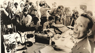 Người nhạc trưởng và cây vĩ cầm trong trại Davis