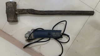 Tóm gọn đối tượng bẻ trộm cột, biển báo giao thông