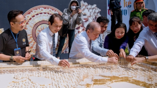 Độc đáo bản đồ Việt Nam làm từ 100.000 cây tăm giang