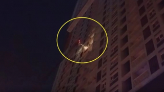 Dùng xe thang giải cứu 19 người, hướng dẫn 150 người thoát khỏi đám cháy ở tầng 10