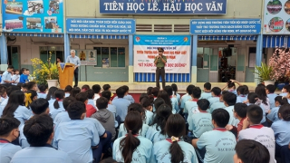 Thầy cô trong trường là tư vấn viên cho học sinh