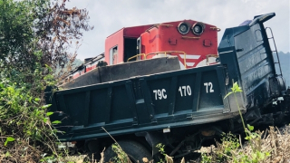 Tàu lửa tông ôtô tải chở đá băng qua đường sắt, lái xe tử nạn