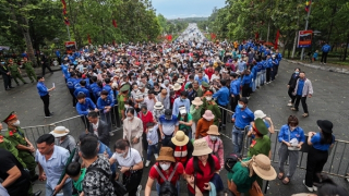 “Biển người” náo nức về Đền Hùng dự giỗ Tổ trong mưa phùn tháng ba