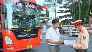 CSGT "đội nắng" phát nước suối, khăn lạnh tặng người dân về quê nghỉ lễ