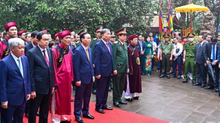 Chủ tịch nước Võ Văn Thưởng dâng hương tưởng niệm các Vua Hùng