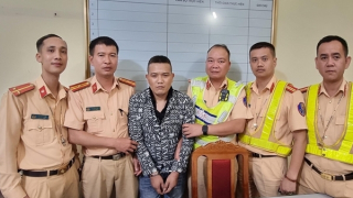 Khống chế đối tượng buôn ma túy lao xe vào CSGT