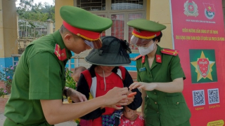 Tặng quà và hướng dẫn người dân cài đặt kích hoạt tài khoản định danh điện tử