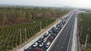 Cao tốc Phan Thiết- Dầu Dây khánh thành buổi sáng, buổi chiều tắc nghẽn cổ chai