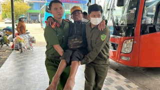 Hỏng xe lăn, người đàn ông tàn tật được Công an giúp di chuyển xe khách Bắc - Nam