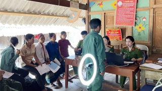 Vượt núi, vào bản làm CCCD giữa ngày lễ