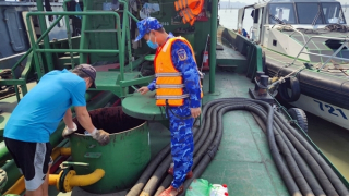 Tạm giữ tàu chở hàng chục nghìn lít dầu không rõ nguồn gốc
