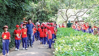 Hàng vạn du khách hướng về quê Bác dịp 30/4-1/5