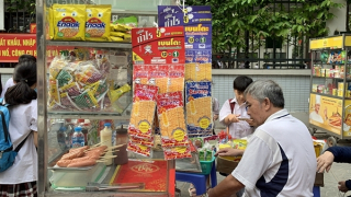 Hàng quán “vây” trước cổng trường, cẩn trọng ngộ độc thực phẩm