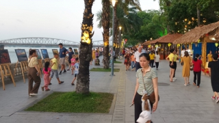 Khách du lịch đến Cố đô Huế tăng đột biến trong dịp nghỉ lễ