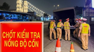 Khống chế 2 đối tượng vi phạm nồng độ cồn, dùng dao đe dọa và đánh CSGT