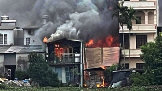 Hỏa hoạn thiêu rụi xưởng gỗ ở Tam Trinh