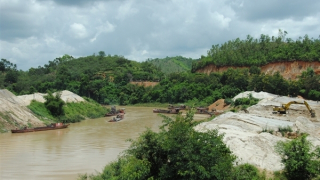 Đình chỉ doanh nghiệp khai thác cát làm sạt lở bờ sông Krông Nô