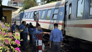 Tàu chở 355 hành khách bị trật đường ray ngay trung tâm TP Huế