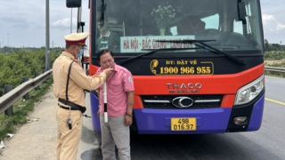 Phơi mình dưới nắng nóng gần 40 độ, bảo đảm trật tự an toàn giao thông