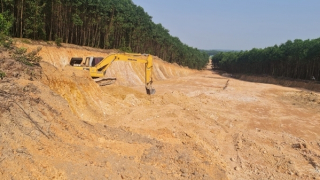 Phát hiện vụ khai thác đất trái phép quy mô lớn ngay bên hồ thủy lợi