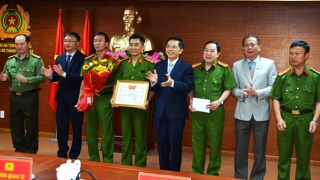 Khen thưởng CBCS lập thành tích xuất sắc dịp lễ 30/4