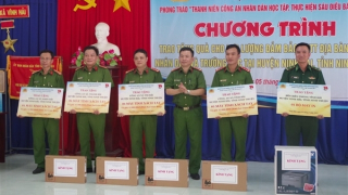 Tuổi trẻ Công an Cụm thi đua số 7 trao tặng nhiều phần quà tại Ninh Thuận