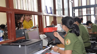 Tích cực hướng dẫn người dân làm thủ tục cấp hộ chiếu online