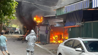 Bãi giữ xe bốc cháy, hàng chục phương tiện hư hỏng