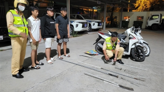 CSGT phát hiện nhóm tuổi teen cất giấu nhiều hung khí tự chế