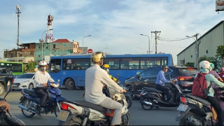 Cần xe buýt nhỏ để trung chuyển khách ra đường lớn