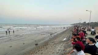 Đi tắm biển, 2 người không may bị sóng cuốn chìm