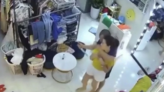 Thiếu phụ mưu trí giật dao, hô hoán người dân khống chế kẻ hiếp dâm