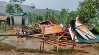 Giông lốc giật sập, tốc mái 82 ngôi nhà tại Nghệ An