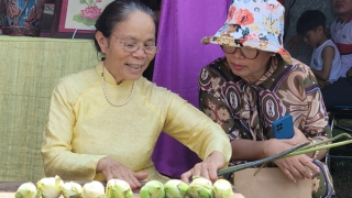 Nghệ nhân ưu tú Phan Thị Thuận: Dệt lụa từ tơ sen