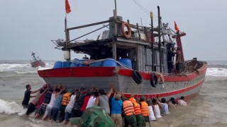 Cứu hộ tàu cá bị giông lốc đánh chìm ở vùng biển gần bờ Thừa Thiên-Huế