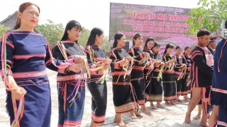 Cầu mưa trên đỉnh núi thần