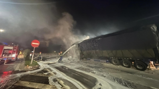 Xe container bốc cháy sau khi va vào dải phân cách trên Quốc lộ 1A