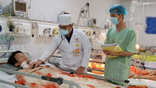 Cứu sống nam sinh viên bị bạn đâm thủng tim