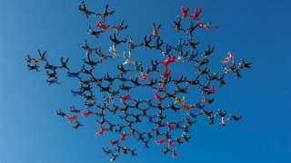 Đội nhảy dù cao niên cùng xếp hình bông tuyết