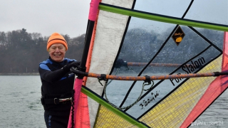 Vận động viên lướt ván buồm cao tuổi nhất thế giới