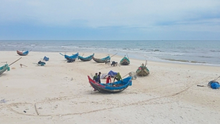 Thăm hỏi, động viên hỗ trợ ngư dân gặp nạn trên biển