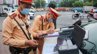 Tài xế vi phạm được CSGT "check VAR" ngay tại chốt xử lý