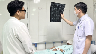 Phẫu thuật khối u xơ thần kinh "khổng lồ" che kín mặt