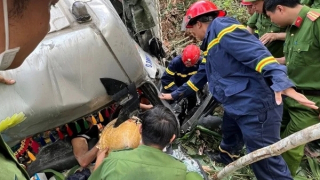 Kịp thời cứu sống tài xế ô tô lao xuống vực
