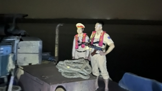 Cảnh sát trang bị súng AK chặn bắt 2 tàu hút trộm cát giữa đêm trên sông Hồng