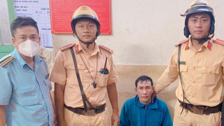 CSGT bắt đối tượng đi xe SH giật điện thoại của người dân